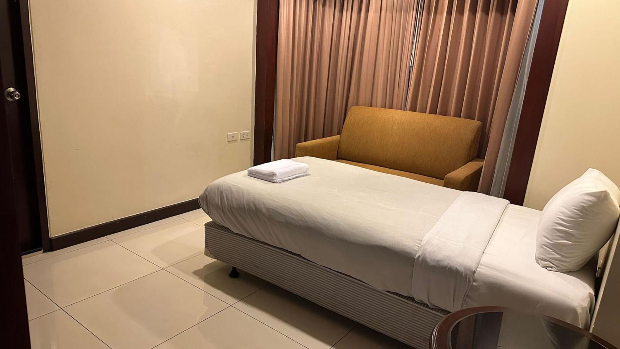 Affordable Serviced Apartments In Nana Omni Tower - Prime Sukhumvit Location Bangkok Exterior photo