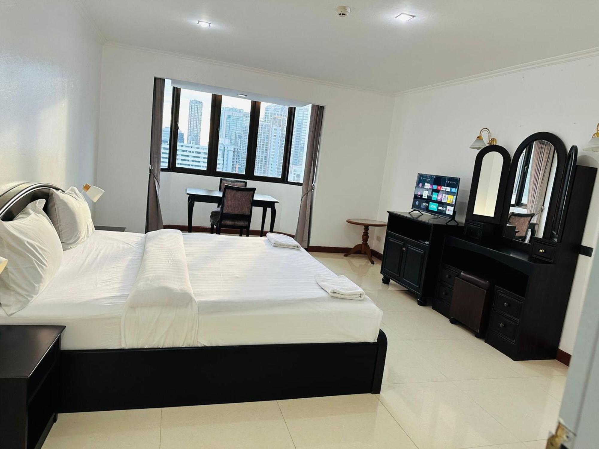 Affordable Serviced Apartments In Nana Omni Tower - Prime Sukhumvit Location Bangkok Exterior photo